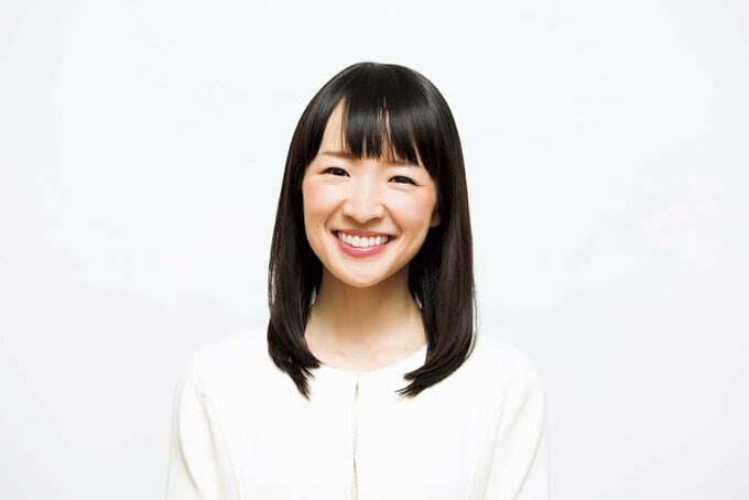 白シャツ女性