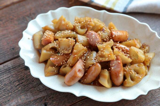 お皿にレンコンとウインナーのゴマキンピラ