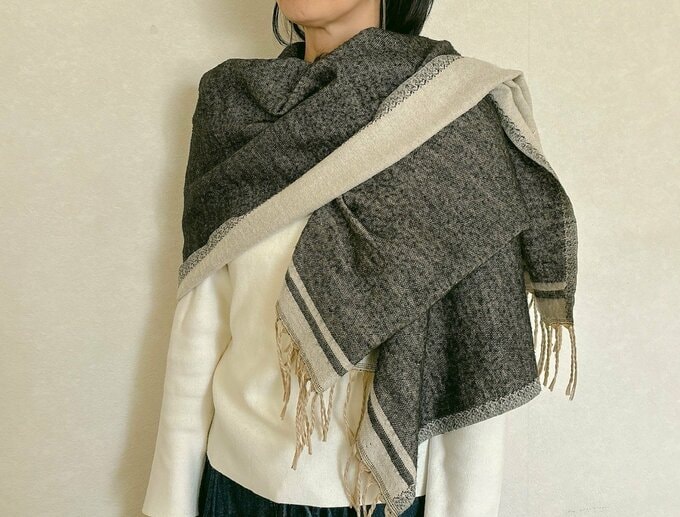 黒地メインのストール