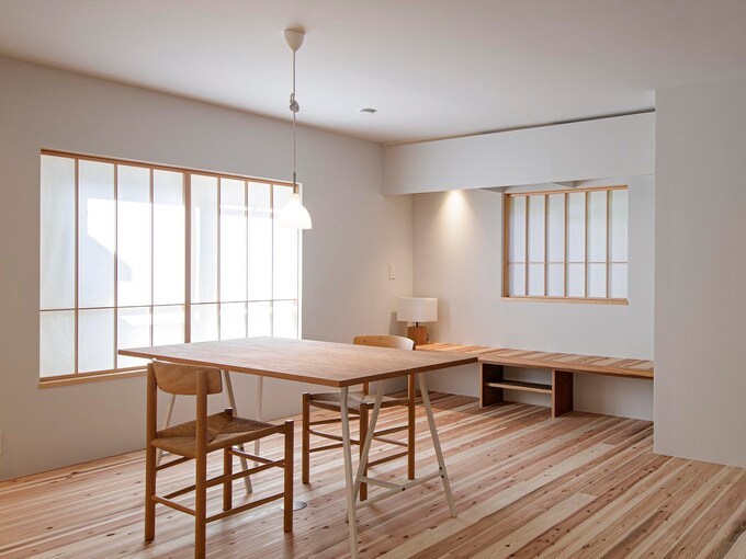 ダイニングの一角に造作したベンチ