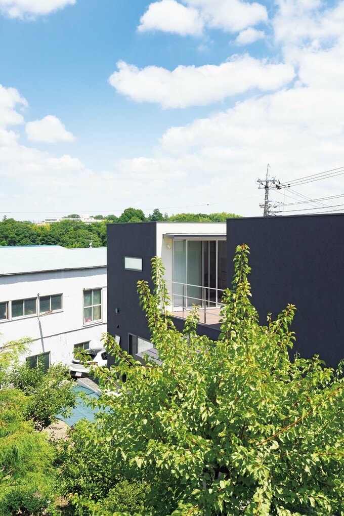 坂道の上から見た西側外観