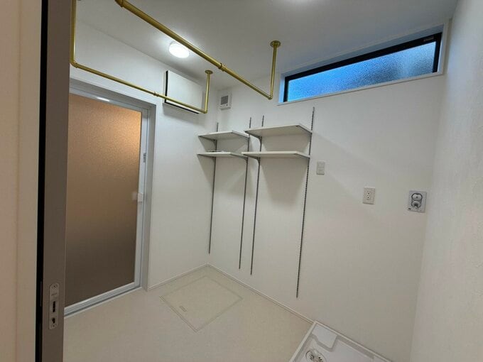室内干し用のハンガーパイプと棚を設置したランドリールーム