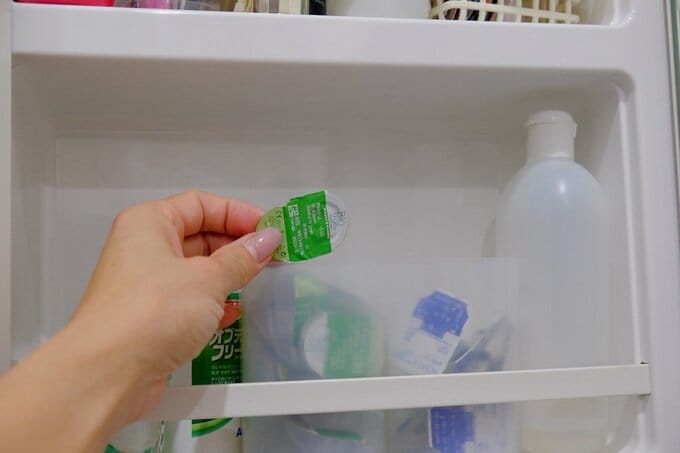 コンタクトを取り出す様子