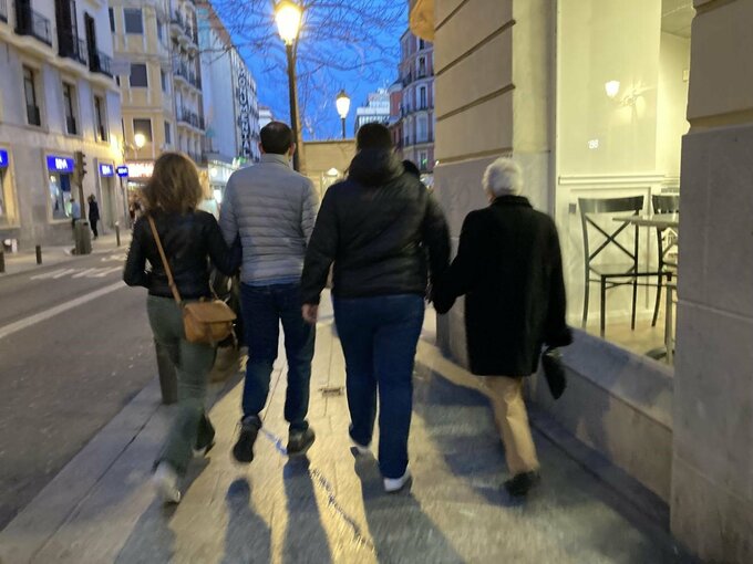 手をつなぐ4人の様子