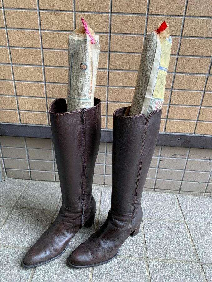 ストッキングの中に丸めた新聞紙を入れてブーツスタンドに。ロングブーツはそのまま置いておくと倒れてしまったり、折れ曲がってしまったりします。これを入れておけば自立してくれるので、型崩れも防げます。
