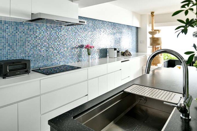 部屋全体の気配が感じられるオープンキッチン