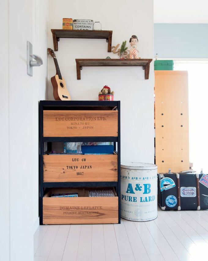 棚の色を塗って