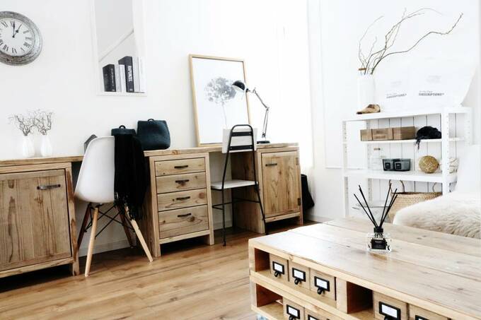 暮らしの安全を考え収納の重心を低くした部屋