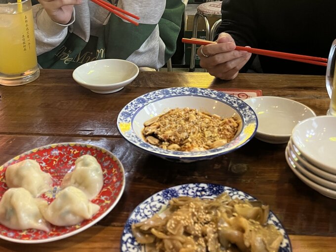外食をしている様子