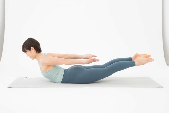 両足をうかせる