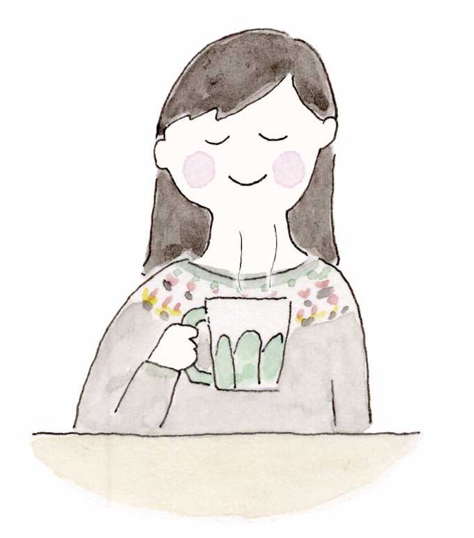白湯を飲む女性