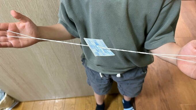 懐かしい遊びをする子ども