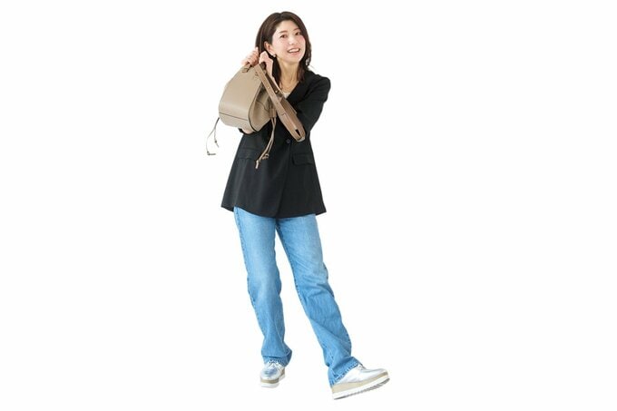 バッグを持って立つ女性