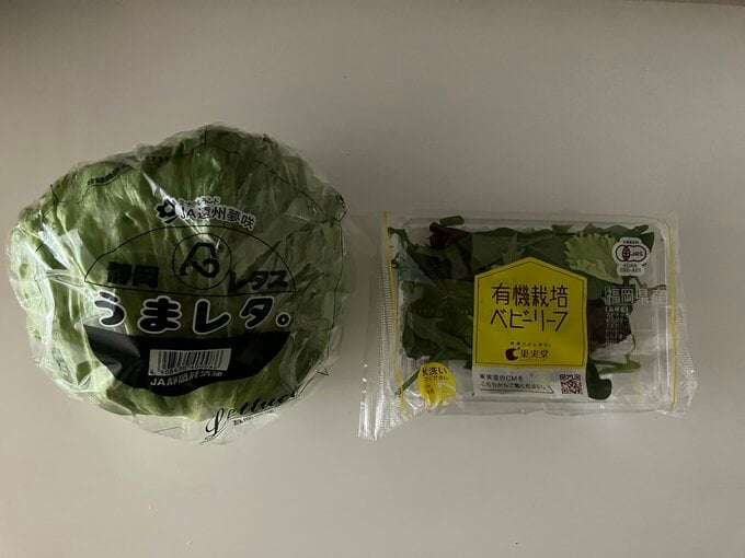 シャキシャキした食感が特徴の玉レタス（左）