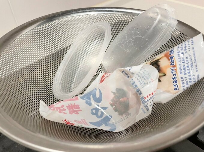 プラスチック容器は洗って乾かす