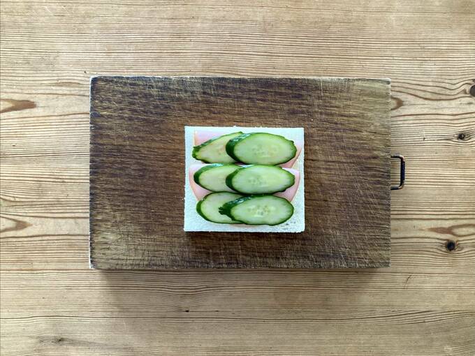 ハムの上にキュウリ