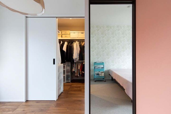 2階ホールから見た寝室とウォークインクローゼット