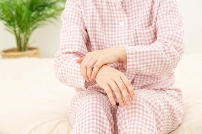 パジャマを着た女性