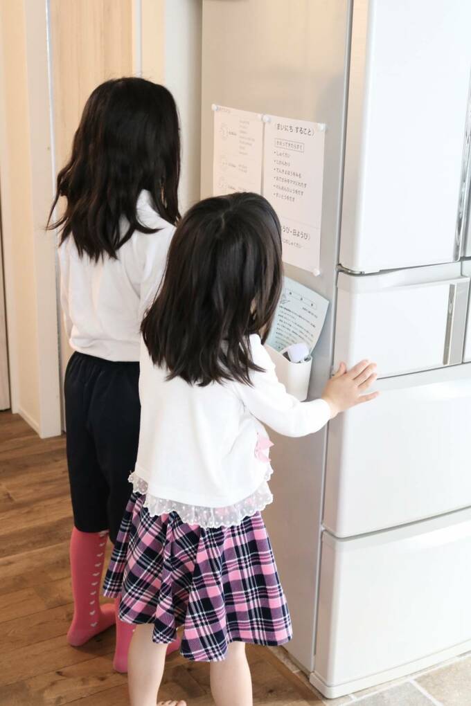 表を確認する子ども