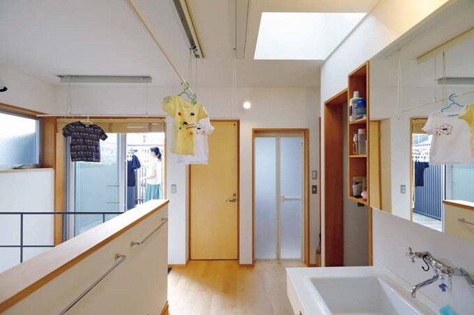 昇降式物干し竿が3本ある洗面室