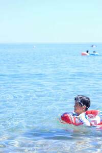 背景の海と空を入れて撮る