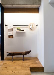 玄関を黒アイアンのつっぱり棒でおもてなしスペースに変身