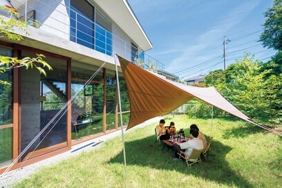 自宅でキャンプも！庭と室内をまるごと楽しめる家でアウトドアライフ
