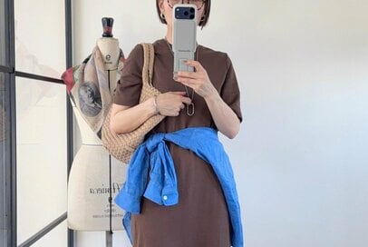 「年間30着の服で過ごす」40代。ワイドボトムス、シンプルワンピ…ジメジメの季節も快適「一週間コーデ」