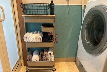 洗面所に「ニトリのキッチンワゴン」を置いたら快適だった。タオルの出し入れ、移動しやすさ…50代が使ってみたメリット