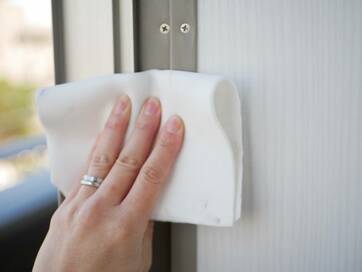 梅雨にカーテンがカビることも！食器用洗剤で結露対策スプレーが完成