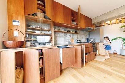 【マンションリノベ事例】幅4mの壁付けキッチンでDKを広々プランに。家族みんなで使ってます