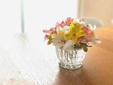 安い切り花も。輪ゴムやテープでセンスよく花をいけるコツ