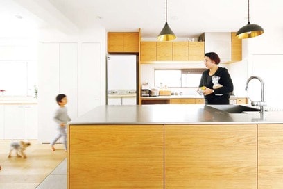 【マンションリノベ事例】真ん中に家具みたいなキッチン！通り土間が光と風を運ぶ家