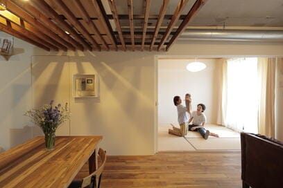 【マンションリノベ事例】キャットウォークも兼ねたルーバー天井、あえて低くして落ち着くLDKに