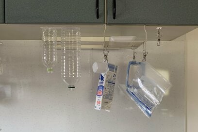 狭いキッチンは「浮かせる」収納でスペース確保。“ちょい置きゴミ”もすっきり