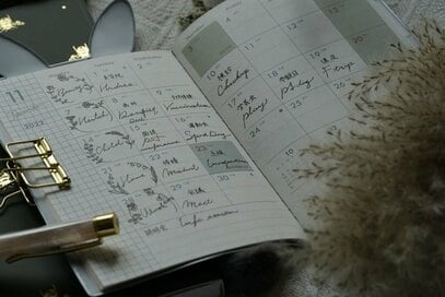 読み返したくなる「絵になる手帳」をつけるコツ。道具は黒ペン1本でOK