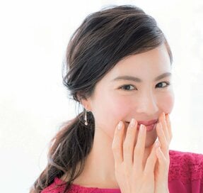 前髪の分け目を9対1にして小顔に！大人の涼しげヘアアレンジ