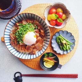 甘辛いタレ＆とろ～り卵でご飯がすすむ！牛すじこんにゃくの「ぼっかけ飯」