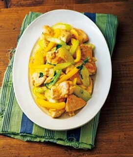 「鶏胸肉のガーリック炒め」レシピ。野菜たっぷり食べ応えも満点