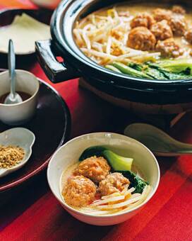 コウケンテツさんの絶品「豚団子の豆乳中華鍋」。豚肉のうま味と豆乳のコクがたまらない