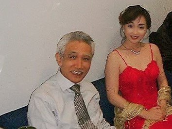 男性とドレス姿の女性