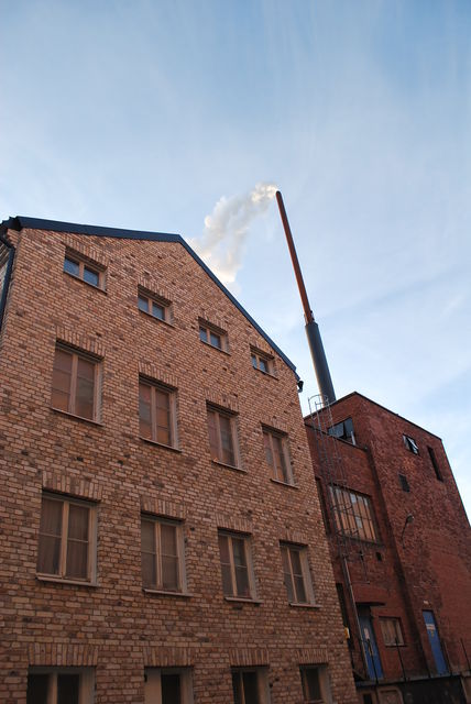 工場の煙突から煙