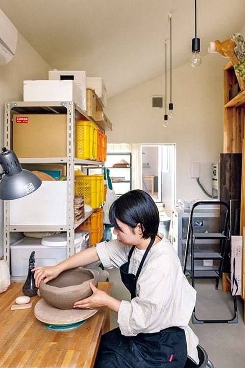 電気窯と中庭に続く引き戸