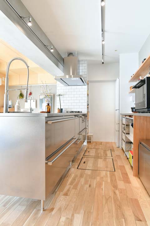 トーヨーキッチンのステンレスの箱のようなキッチン