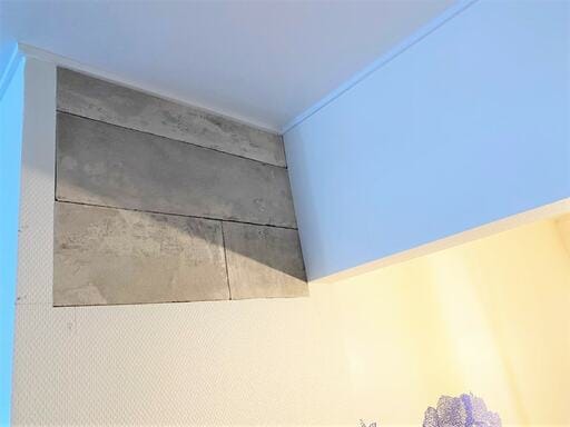 壁の方にのりを塗って貼る