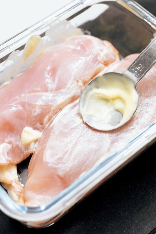 鶏胸肉にマヨネーズを塗る様子