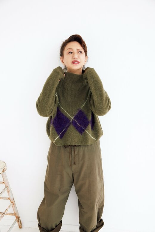視線をそらす加賀まりこさん