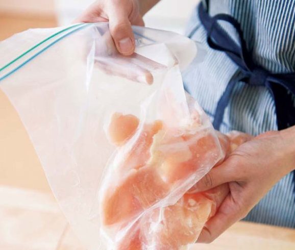 パサつきやすい鶏胸肉にはひと手間加える