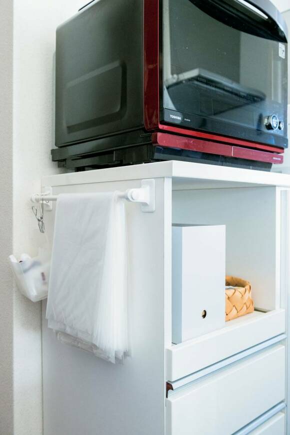 キッチン棚の横にはフックをつけ、ゴミ袋を引っかけ収納