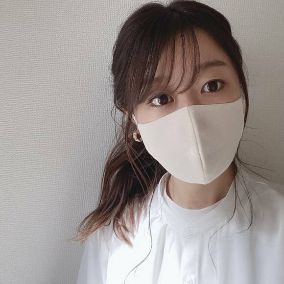 ホワイトマスクをつけたアップヘア女性